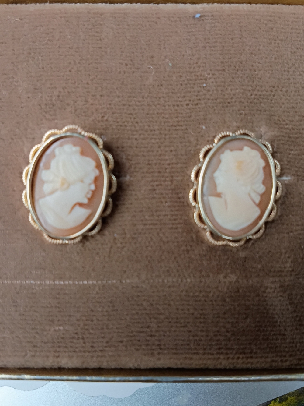 Classic Gold Cameo Stud Earrings - Peach and Ivory